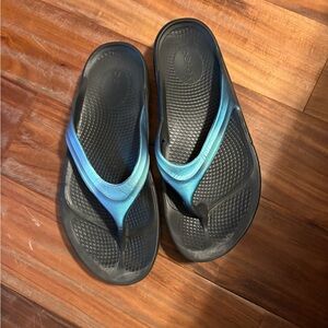 OOFOS‎ OOahh Luxe Recovery Thong Sandals Black Blue Gradient Women’s Size 10